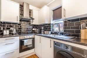 Køleskab, mikrobølgeovn, ovn, kogeplade