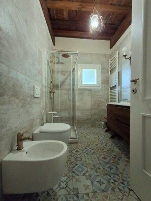 Doccia, asciugacapelli, bidet, asciugamani