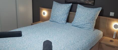 1 soverom, strykejern/-brett, internettilgang og sengetøy