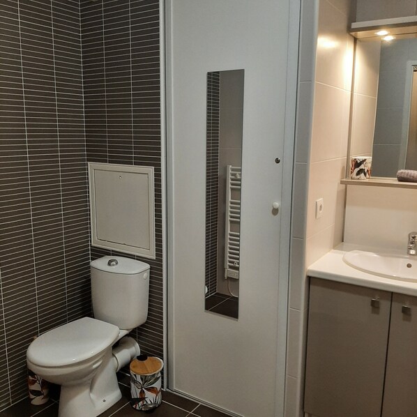 Douche, sèche-cheveux, serviettes fournies, savon