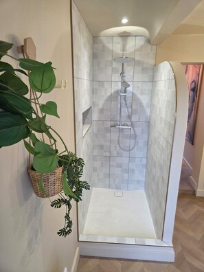 Shower, hair dryer, towels, soap - La Maison D'Aquilon Apartment Cupidon 2 Pers [ Plein centre-ville ] (Grandcamp-Maisy)
