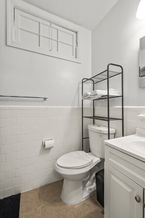 Secadora de cabello, toallas, jabón, papel de baño 