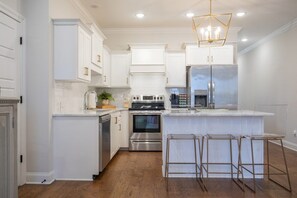 ميكروويف، فرن، موقد طهي مسطح، غسالة أطباق