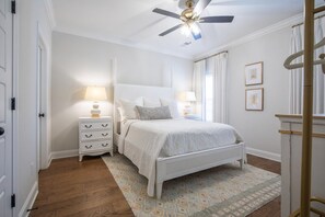 A bedroom with a bed, nightstands, a ceiling fan, and a patterned rug. - The Alexa, 3BR Retreat by Velvet Ditch Villas (Oxford)
