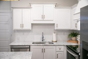 Microwave, oven, stovetop, dishwasher - The Alexa, 3BR Retreat by Velvet Ditch Villas (Oxford)