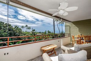 Outdoor dining - Central AC Ocean View 2bedroom /2bath Sleeps 6 Condo across Magic Sands Beach (Kailua-Kona)