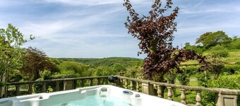 Combe Martin House - Eight Bedroom Villa, Sleeps 15