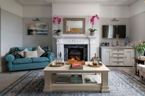 Smart TV, chimenea, futbolito y tenis de mesa 