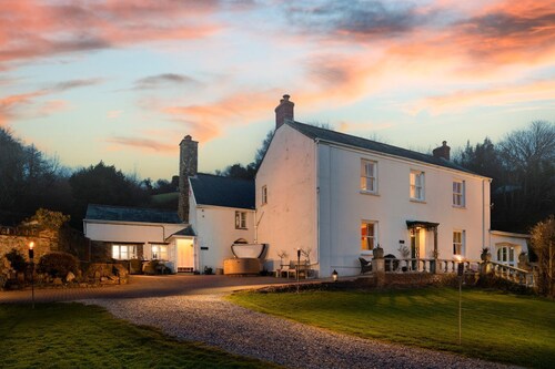 Combe Martin House - Eight Bedroom Villa, Sleeps 15