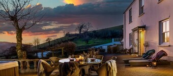 Combe Martin House - Eight Bedroom Villa, Sleeps 15