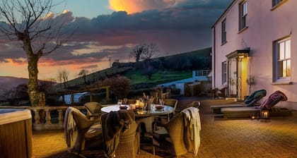 Combe Martin House - Eight Bedroom Villa, Sleeps 15