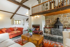 Smart TV, chimenea, futbolito y tenis de mesa 