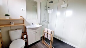 Haartrockner, Handtücher, Seife, Toilettenpapier