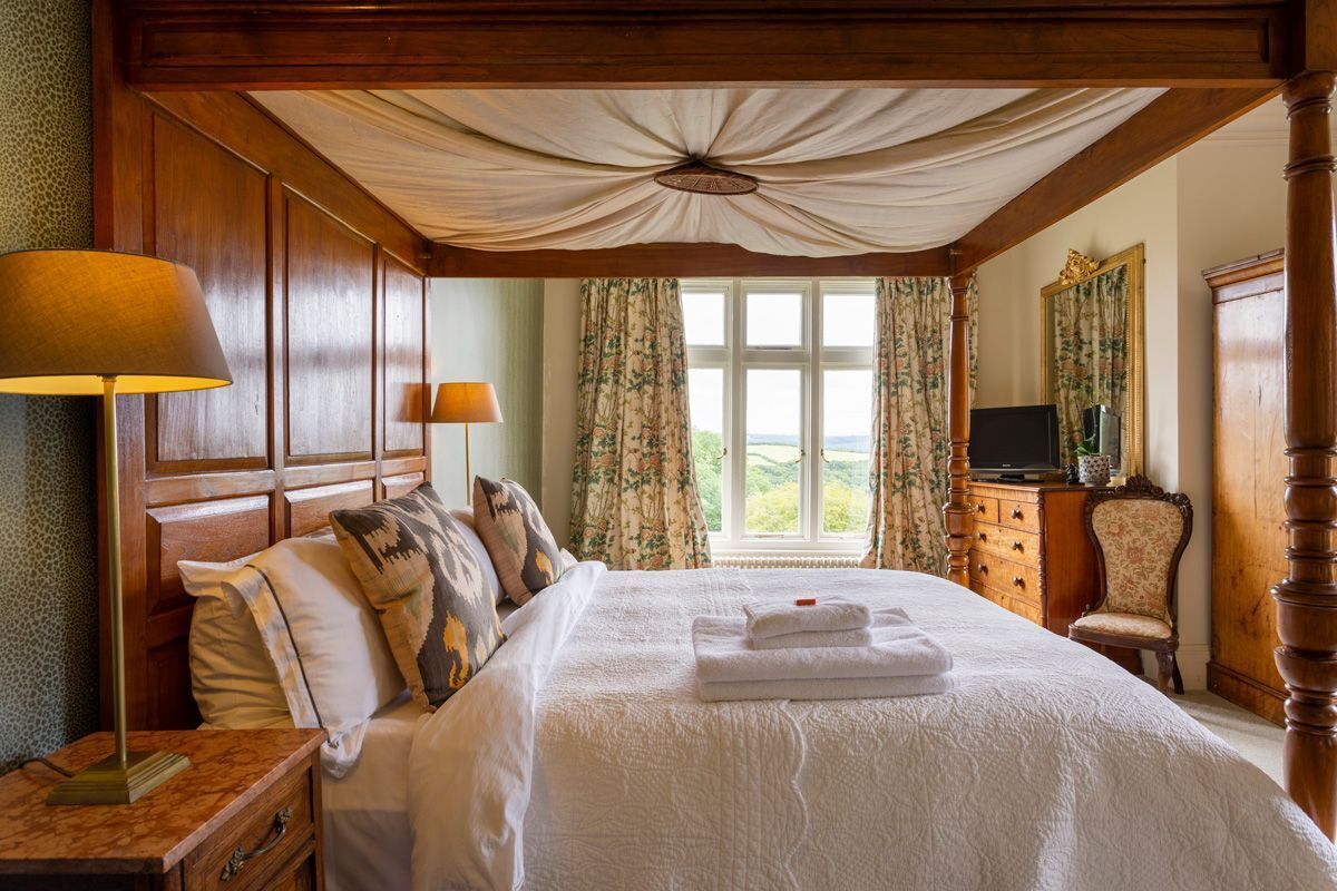10 bedrooms, iron/ironing board, Internet, bed sheets