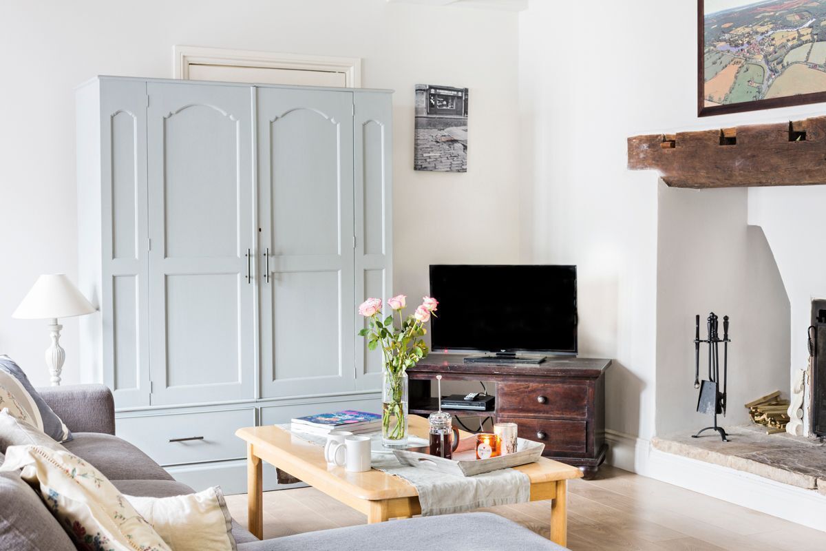 Cheminée, lecteur de DVD, table de tennis de table