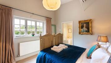 6 bedrooms, iron/ironing board, internet, bed sheets