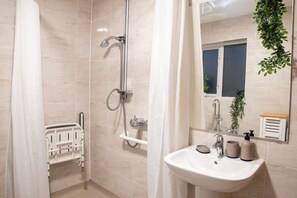 Towels - Luxury 4 Beds Bolton Retreat | Garden | Sleeps 7 (Greater Manchester)