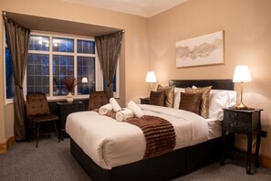 4 bedrooms, Internet, bed sheets - Luxury 4 Beds Bolton Retreat | Garden | Sleeps 7 (Greater Manchester)