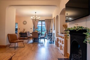 Interior - Luxury 4 Beds Bolton Retreat | Garden | Sleeps 7 (Greater Manchester)