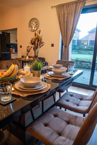 Luxury 4 Beds Bolton Retreat | Garden | Sleeps 7