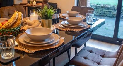 Luxury 4 Beds Bolton Retreat | Garden | Sleeps 7