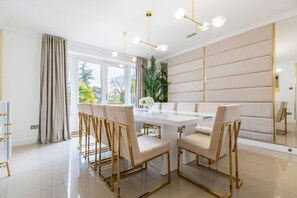 Dining - Mimmshall Mansion - Five Bedroom Villa, Sleeps 14 (Potters Bar)