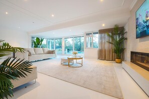 Unclassified image, 5 of 47, button