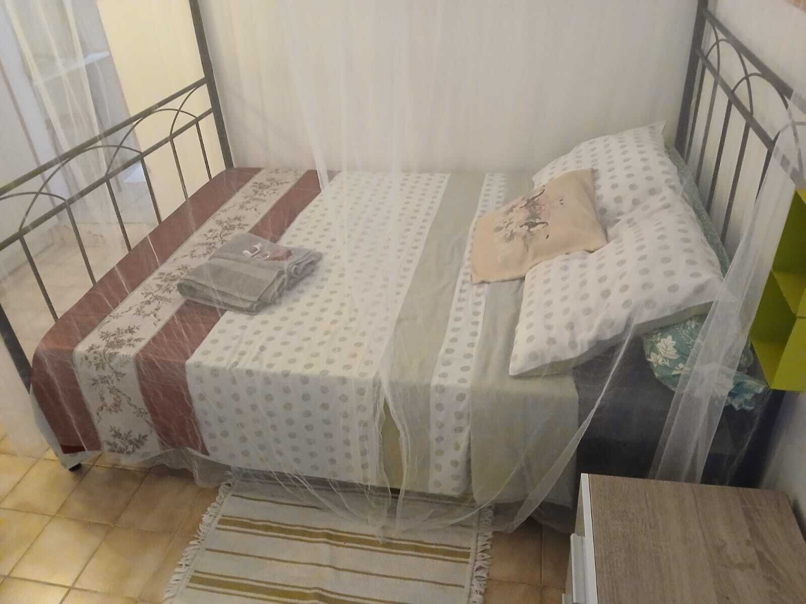 1 dormitorio, tabla de planchar con plancha, wifi y ropa de cama