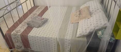 1 dormitorio, tabla de planchar con plancha, wifi y ropa de cama