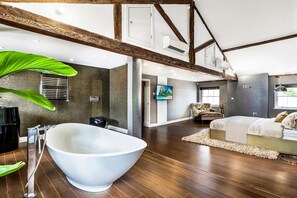 7 bedrooms, iron/ironing board, Internet, bed sheets