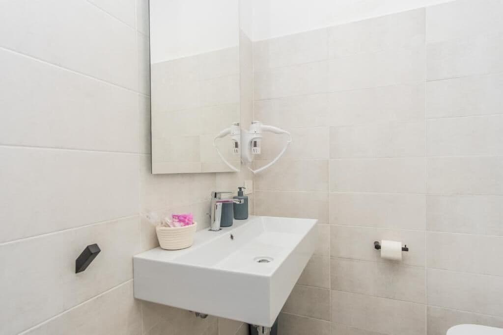 Posillipo | Bagno | Doccia, asciugacapelli, asciugamani, sapone