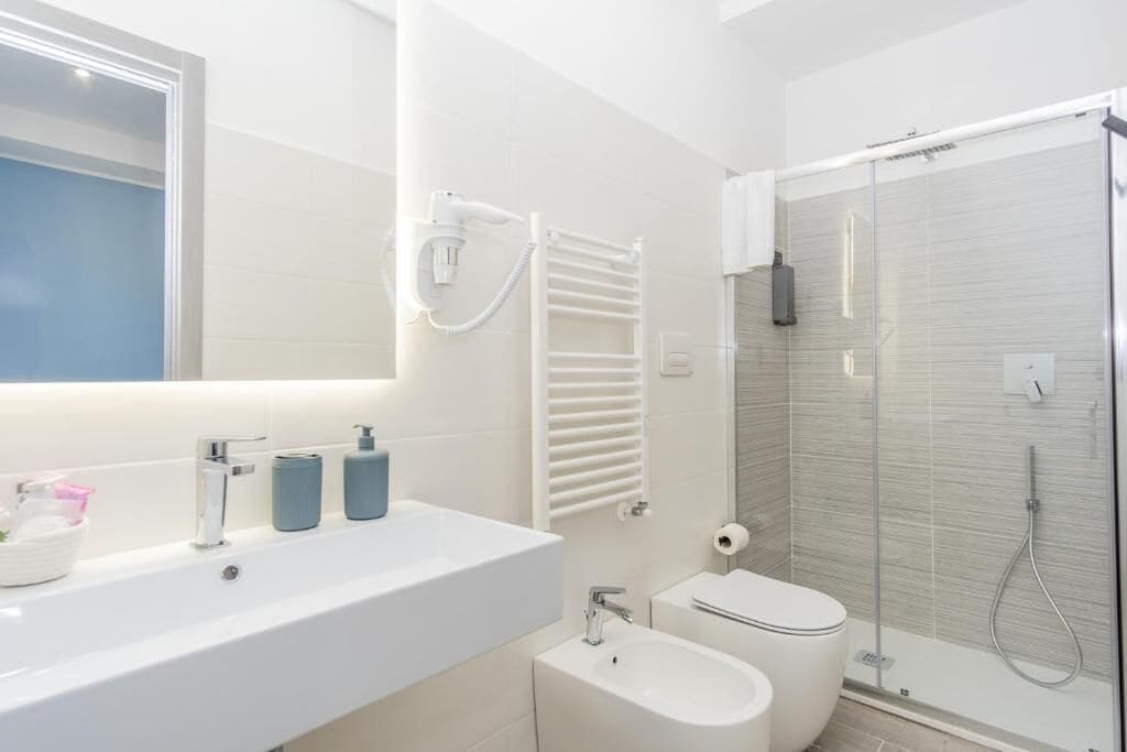 Forcella | Bathroom | Shower, hair dryer, towels, soap