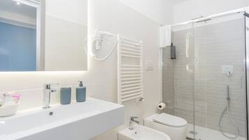 Forcella | Bathroom | Shower, hair dryer, towels, soap