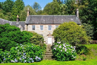 Old Argyll House - Seven Bedroom Villa, Sleeps 16