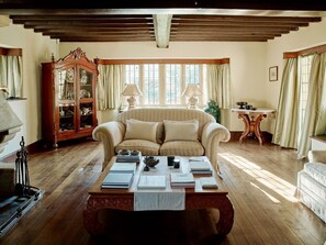 Unclassified image, 3 of 56, button