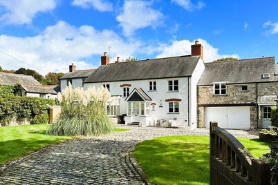 Sea Mist House - Six Bedroom Villa, Sleeps 14