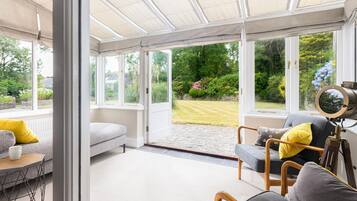 Smart-TV, Kamin, Tischfußball, Tischtennisplatte