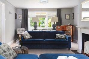 Smart TV, chimenea, futbolito y tenis de mesa 