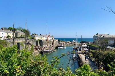 Sea Mist House - Six Bedroom Villa, Sleeps 14