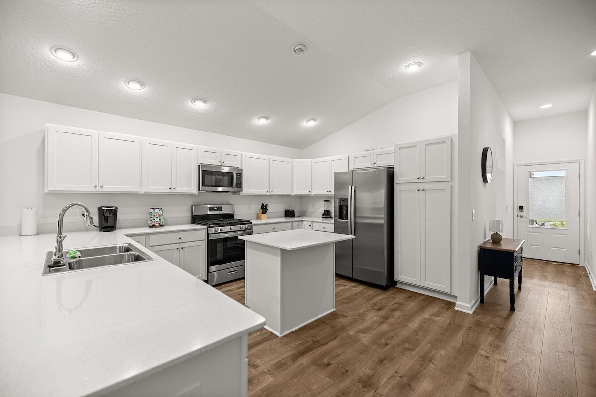 冷蔵庫、電子レンジ、オーブン、コンロ