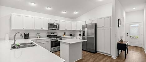 冷蔵庫、電子レンジ、オーブン、コンロ