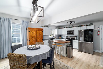 Private Updated Home W/ Dedicated Work Space - Close to Downtown