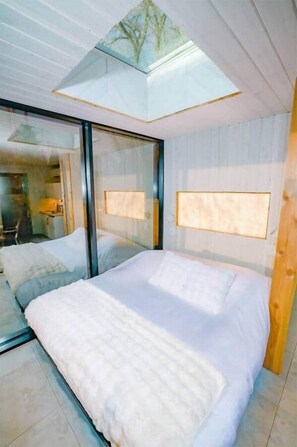 1 bedroom, WiFi, bed sheets - ILMA - AIR - Creekside Mirrored Glass Home (Weber County)