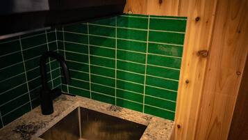 Sèche-cheveux, serviettes fournies