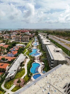 3 piscines extérieures