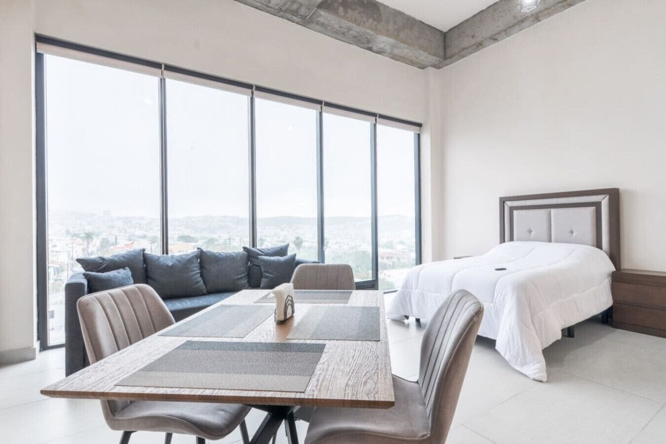 1 habitación, escritorio, tabla de planchar con plancha y wifi 