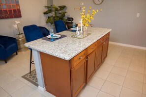 Lobby - Blue Apartment-3 Miles to the Buccaneers Stadium (Tampa)