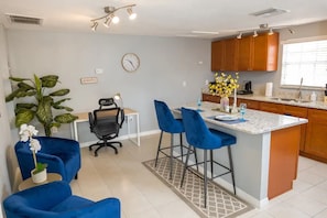 Private kitchen - Blue Apartment-3 Miles to the Buccaneers Stadium (Tampa)
