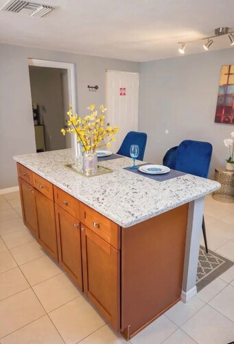 Blue Apartment-3 Miles to the Buccaneers Stadium