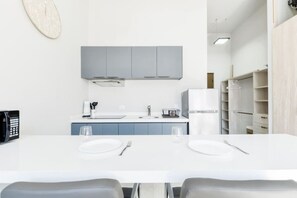 Réfrigérateur, micro-ondes, plaque de cuisson, cafetière/bouilloire